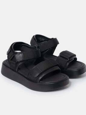 Cute and comfy Black Savannah Sporty Sandals by Wydr 7WW.  BRAND NEW.  Were $130
